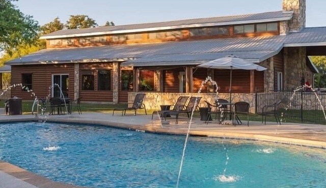 Cozy cabin with WiFi, fitness room in cool Austin
