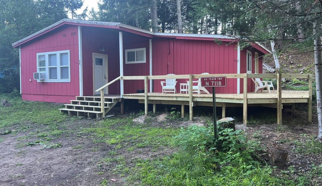 Cozy cabin with WiFi in charming Au Train, Completely remodeled as of June 2025