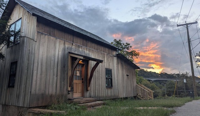 Cozy cabin with WiFi and AC in lovely Lynchburg