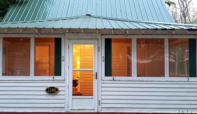 Cozy cabin with WiFi, hot tub, lake access, and AC in charming Whitehall.