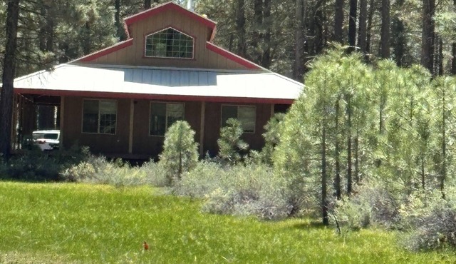 Cozy Cabin with wrap around porch. Walking distance to Chalet View Lodge.