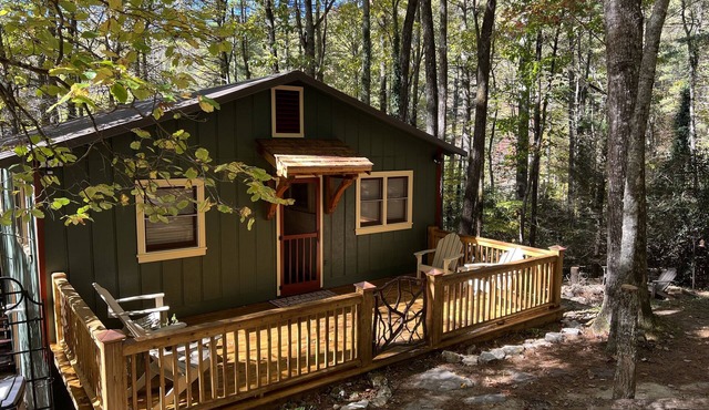 Cozy cabin within walking distance of Cashiers Crossroads.