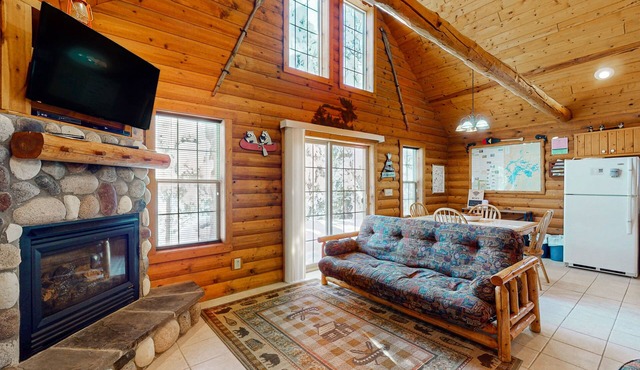 Cozy cabins w/fireplace, whirlpool tub, access to private dock, & fire pit