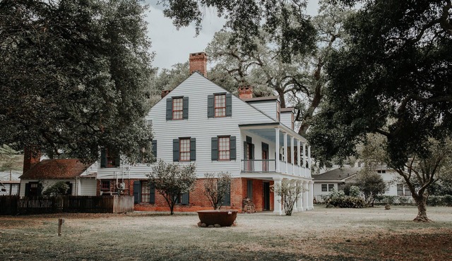 Cozy Cajun Cabin two blocks from the Parade Route or Downtown Lafayette