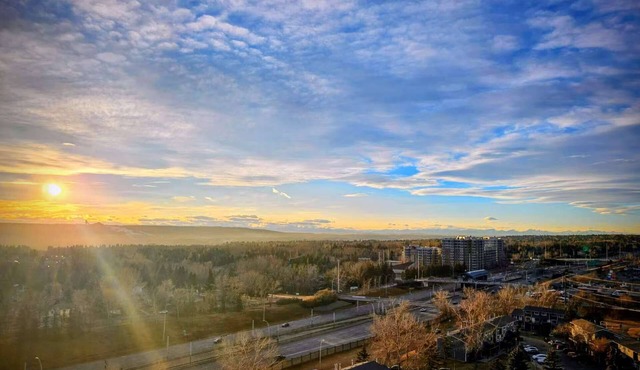 Cozy Calgary Getaway with Mountain Views & Pool Access