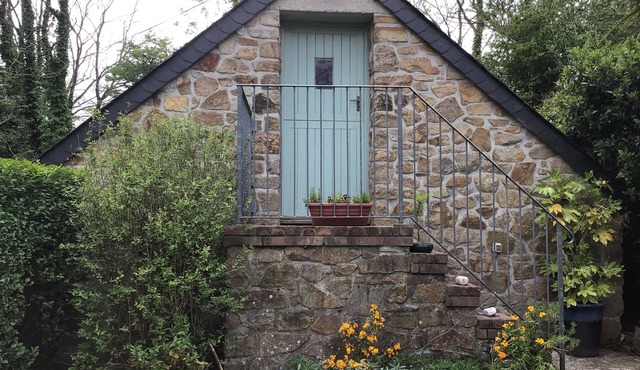 Cozy Camborne Studio Retreat with two single beds