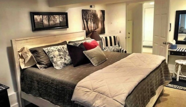 Cozy Camellia in Historic Downtown Newnan