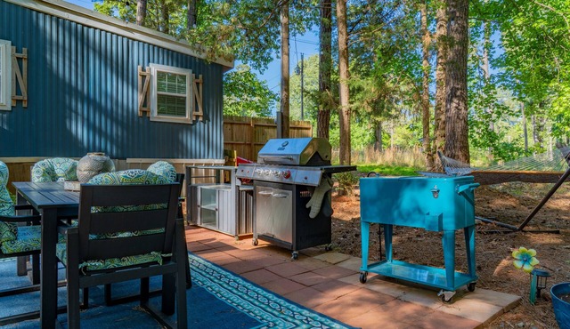 Cozy camp cabin & RV with fire pit, outdoor dining, games, kayaks and more!