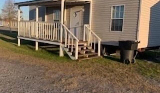 Cozy camp on private property minutes from hunting, fishing and restaurants.
