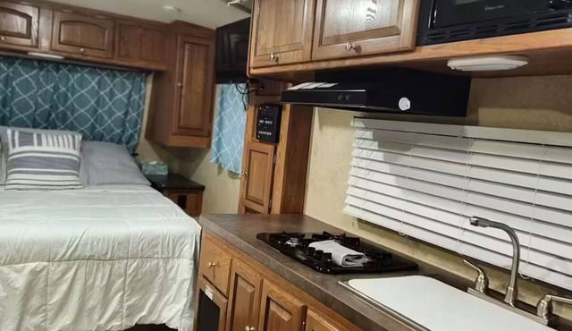 Cozy Camp RV with AC and WiFi in Welcoming Waco