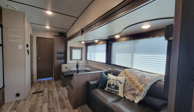 Cozy Camper Getaway at the Lake!