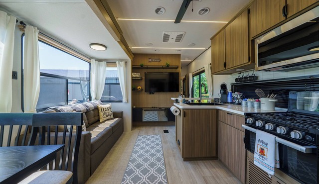 Cozy Camper Getaway 4 minutes to WEC!