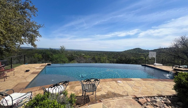 Cozy Camper in the Hill Country. Just 10 minutes from Kingsland, LBj, & Llano