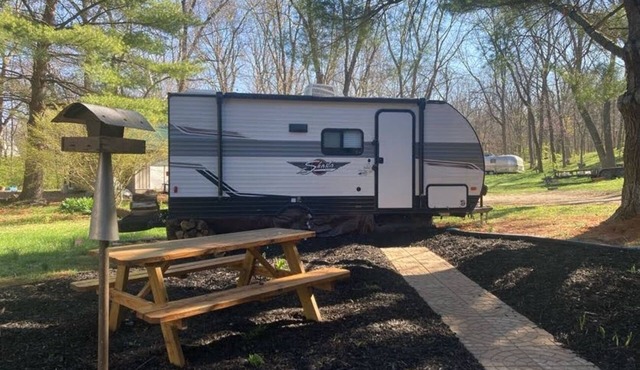 Cozy Camper in Villa Ridge