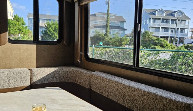 Cozy camper with outside kitchen & grill, pool and walking distance to the beach