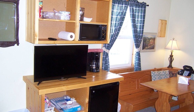 Cozy Campground Cabin Cottage with WiFi and AC in charming Greybull