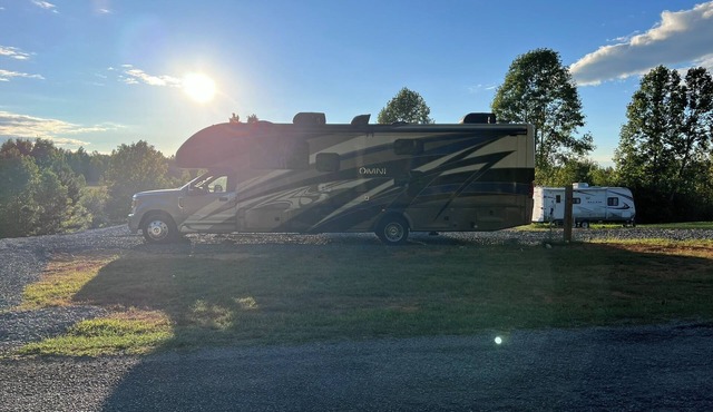 Cozy campground, FHU, large rv gravel pad, sunset views, in relaxing Old Fort