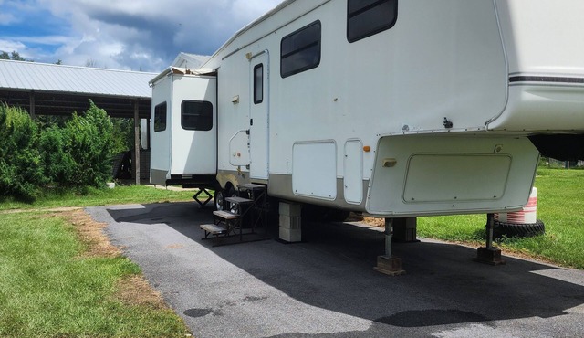 Cozy campground in beautiful Cottondale with AC