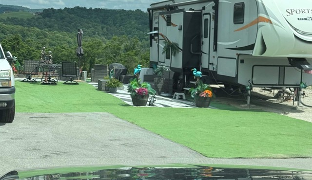 Cozy campground in lovely New Tazewell with WiFi, AC