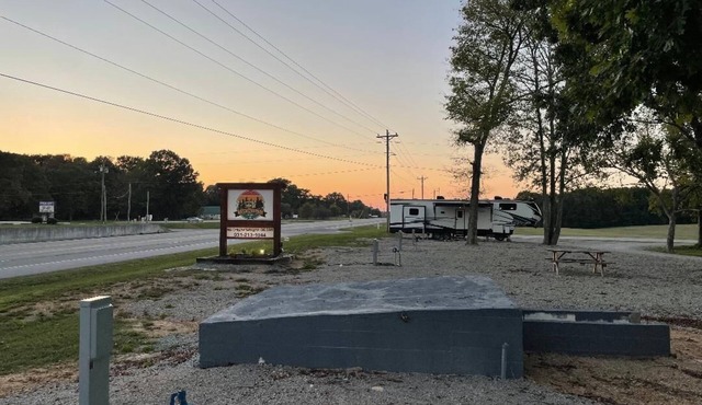 Cozy campground with WiFi near serene Natchez Trace Parkway