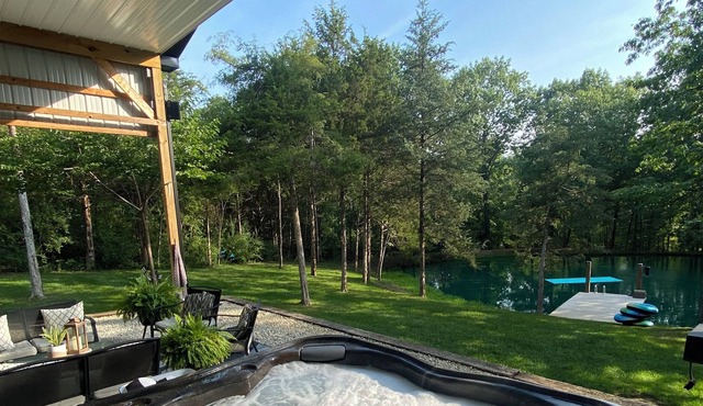 Cozy camping- 5th wheel camper and hot tub just minutes from great country fun!