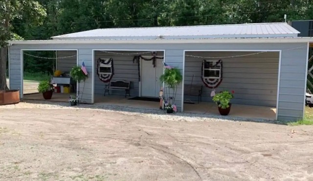 Cozy Camping Cabin on Lake Marion near Congaree Nat Park