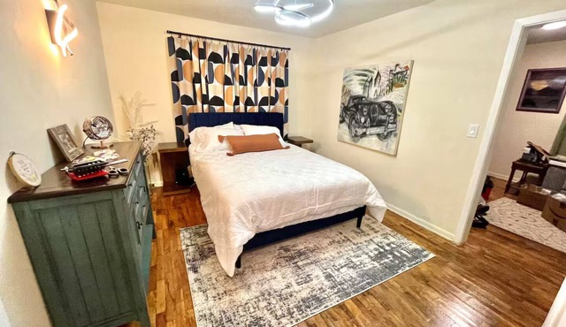 Cozy Campus Art Cottage