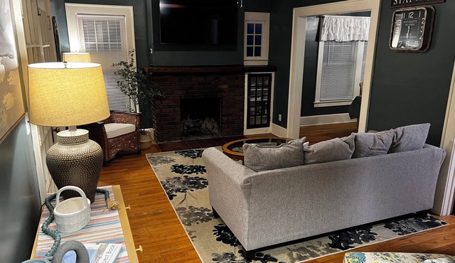 Cozy Campus Upstairs 3 Bedroom Apartment steps from Syracuse University