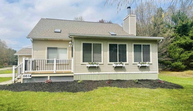 Cozy Canadian lakes cottage (Pet friendly)