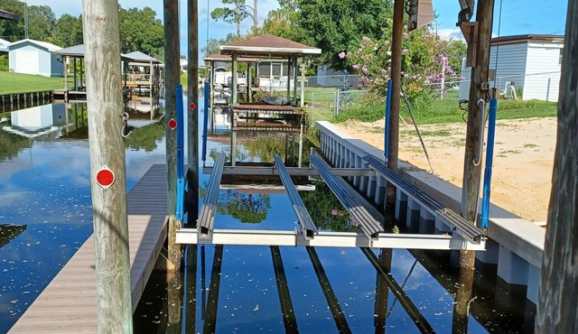 Cozy canal front home. Minutes from Sebring International Raceway.