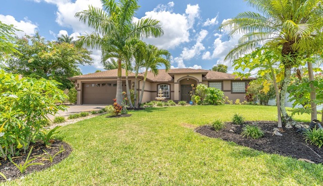 Cozy Canal Home-Low Cleaning Fee, King Beds, Gym, Fast wifi, Fishing, Sleeps 8