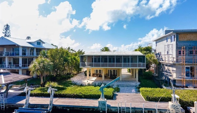 Cozy canal in the Keys - leads directly into crystal blue ocean! 🌊