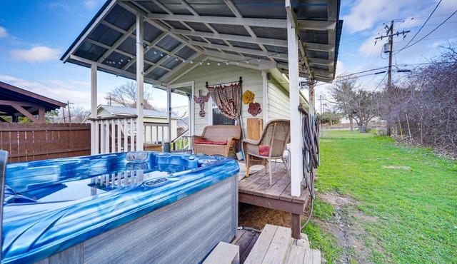 Cozy Canyon Lake Cottage Rental w/Private Hot Tub