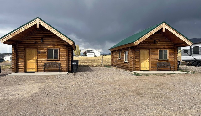 Cozy Canyon Road Cabin with WiFi and AC in peaceful Fairview