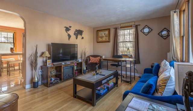 Cozy Cape Close to Farmington, Plainville & Downtown New Britain