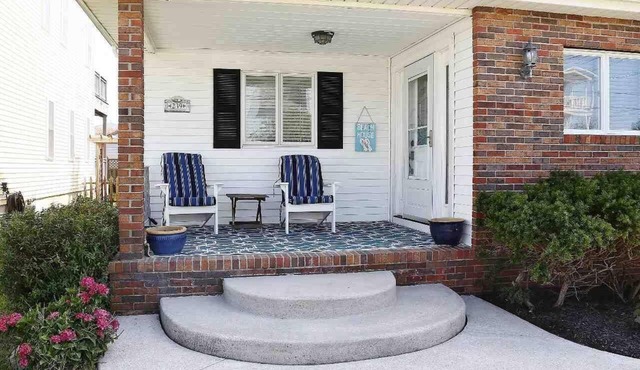 COZY CAPE COD 1 BLOCK FROM THE BEACH!