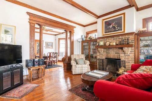 Cozy Cape Cod Bungalow King Queen WD Full Kitchen Wifi Desk