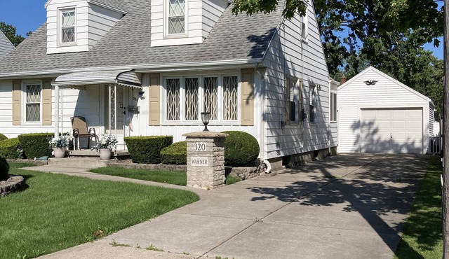 Cozy Cape Cod house in beautiful Village of Lewiston, NY near the Niagara River