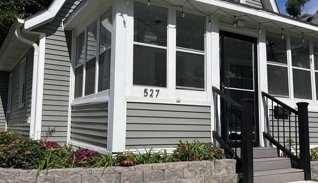 Cozy Cape Cod in Lake Geneva - walking distance to Main St and Beach
