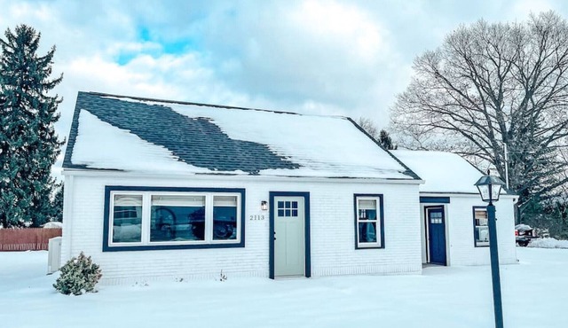 Cozy Cape Cod with private HOT TUB