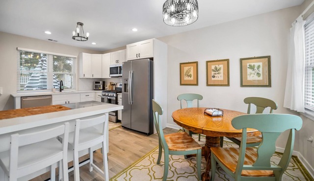 Cozy Cape in Newtown Square Pets Welcome ⚡️Free EV⚡️Safe and Convenient Location