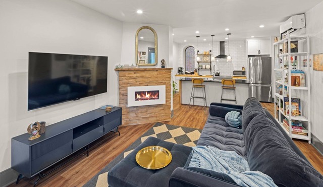 Cozy Capitol Hill 2 BR, Walk to sites, Parking