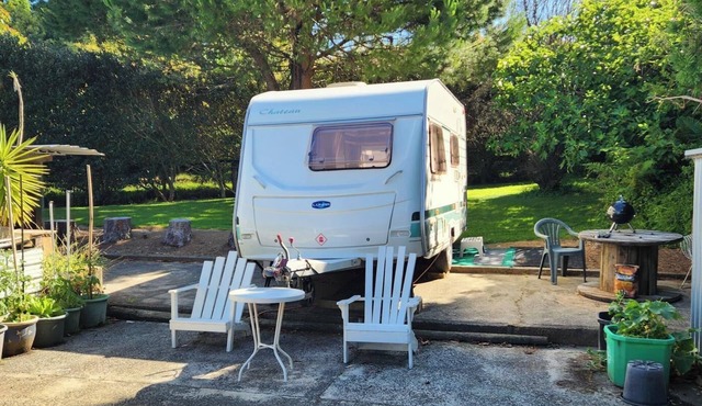 COZY CARAVAN IN PEACEFUL COUNTRY SETTING