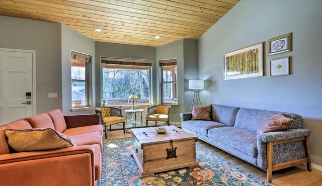 Cozy Carbondale Escape with Deck and Grill!