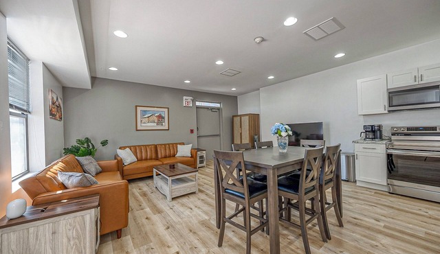 Cozy Carnegie Retreat Minutes to Downtown PGH