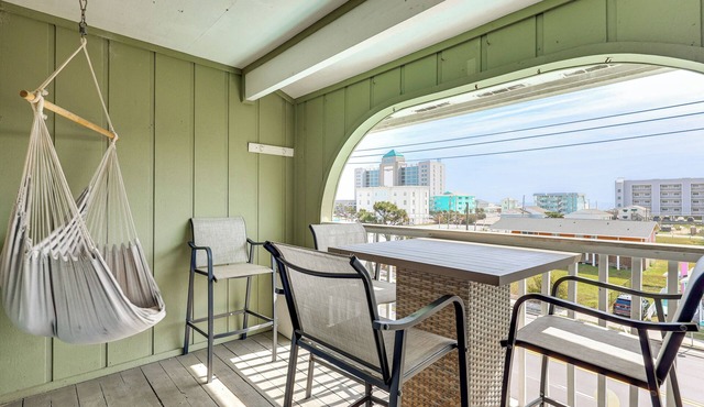 Cozy Carolina Beach Condo w/Ocean Views!