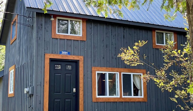 Cozy Carrabassett Cabin - less than 2 miles to Sugarloaf Mountain!