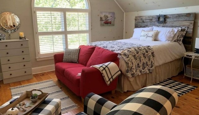 Cozy Carriage House Apartment on Horse Farm