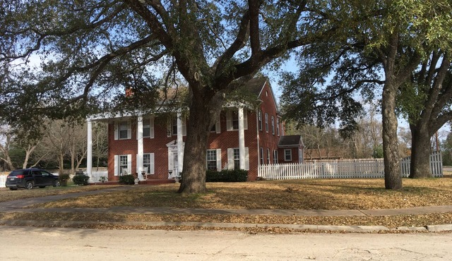Cozy Carriage House Apartment at Three Oaks