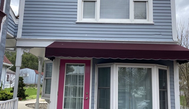 Cozy Carriage House close to PSU within the village of Boalsburg.